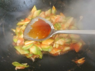 14、番茄炒西葫芦,加入适量生抽翻炒