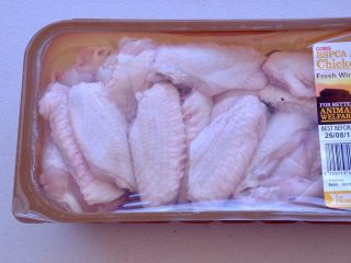 1、怎样把鸡翅吃干抹净(煎烤蒸三法）,准备一大盒鸡翅 我是一盒鸡翅做了三种吃法 每种大概是3-4对鸡翅