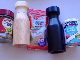 2、怎样把鸡翅吃干抹净(煎烤蒸三法）,【香草烤鸡翅】材料如上 