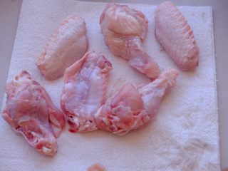 3、怎样把鸡翅吃干抹净(煎烤蒸三法）,先用厨房用纸把鸡肉表面擦拭干净 吸走多余水分
