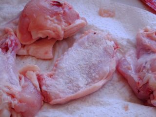 4、怎样把鸡翅吃干抹净(煎烤蒸三法）,这一步是鸡翅烤完表面酥脆的关键哦 不是抹面粉 而是撒上泡打粉