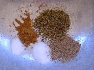 5、怎样把鸡翅吃干抹净(煎烤蒸三法）,在大碗里准备好孜然 意大利香草 盐和胡椒 混合均匀