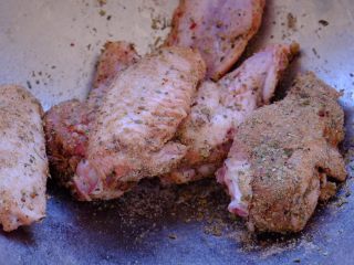 6、怎样把鸡翅吃干抹净(煎烤蒸三法）,把鸡翅倒进去 疯狂翻滚 你看????我基本用完了所有粉料