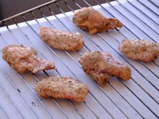 7、怎样把鸡翅吃干抹净(煎烤蒸三法）,把鸡翅拿出放在烤架上 烤架要比烤盘好 预热烤箱150度