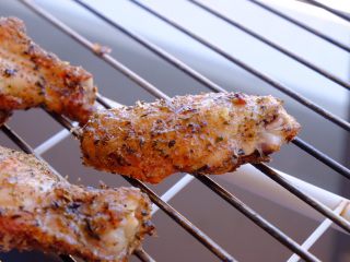 9、怎样把鸡翅吃干抹净(煎烤蒸三法）,烤完后表面金黄 香气扑鼻 