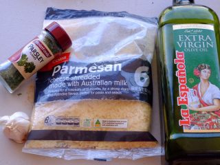 10、怎样把鸡翅吃干抹净(煎烤蒸三法）,准备拌料 大蒜 欧芹 帕玛森芝士和橄榄油