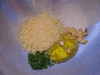 11、怎样把鸡翅吃干抹净(煎烤蒸三法）,按照份量称取倒入碗中 搅拌均匀