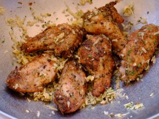 12、怎样把鸡翅吃干抹净(煎烤蒸三法）,烤鸡翅趁热丢进去 尽情翻滚吧 