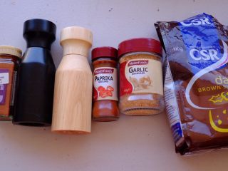 14、怎样把鸡翅吃干抹净(煎烤蒸三法）,【Nashville辣鸡翅】材料如上????Cayenne辣椒粉是关键