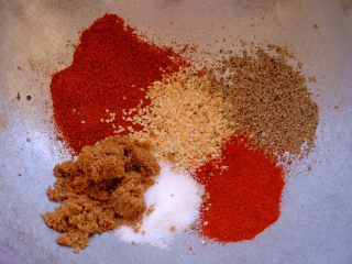 15、怎样把鸡翅吃干抹净(煎烤蒸三法）,把所有材料称取 在碗里混合均匀