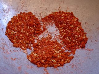 16、怎样把鸡翅吃干抹净(煎烤蒸三法）,混合好后 平均分成三份 留一份 其余两份分开装在不同碗中备用