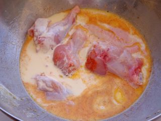 18、怎样把鸡翅吃干抹净(煎烤蒸三法）,把奶油和一份料混合均匀 把鸡翅丢进去 尽量浸没鸡翅表面 放进冰箱中静置4个小时及以上