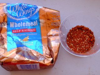 19、怎样把鸡翅吃干抹净(煎烤蒸三法）,准备适量面粉和另外一份料粉