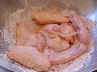 20、怎样把鸡翅吃干抹净(煎烤蒸三法）,从冰箱中取出腌制好的鸡翅 放进面粉堆里翻滚 让鸡翅表面都沾上料粉