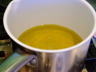 21、怎样把鸡翅吃干抹净(煎烤蒸三法）,油锅里 倒油 加热到约163度 放鸡翅进去炸约8-10分钟