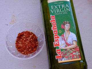 22、怎样把鸡翅吃干抹净(煎烤蒸三法）,准备最后一份料粉和橄榄油