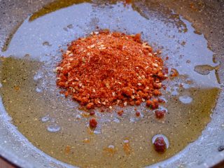 23、怎样把鸡翅吃干抹净(煎烤蒸三法）,锅中倒入橄榄油 加入料粉 翻炒