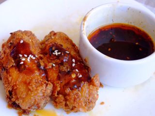 25、怎样把鸡翅吃干抹净(煎烤蒸三法）,把炸好的鸡翅淋上酱汁 撒上白芝麻 太诱人啦