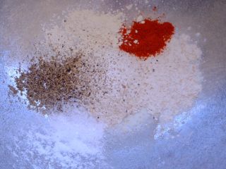 27、怎样把鸡翅吃干抹净(煎烤蒸三法）,称取材料放进碗里 混合均匀