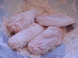 28、怎样把鸡翅吃干抹净(煎烤蒸三法）,把鸡翅丢进去翻滚