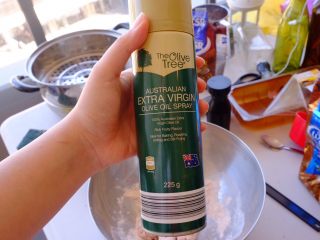 29、怎样把鸡翅吃干抹净(煎烤蒸三法）,准备一瓶橄榄油喷雾 在鸡翅表面喷上橄榄油