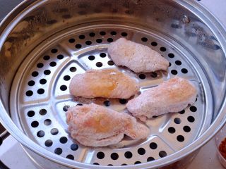 30、怎样把鸡翅吃干抹净(煎烤蒸三法）,放进蒸锅 蒸熟