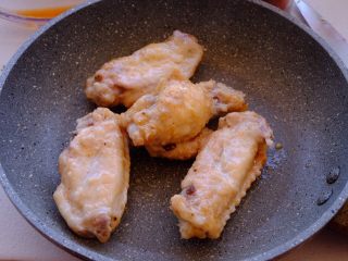 32、怎样把鸡翅吃干抹净(煎烤蒸三法）,我自己喜欢稍微酥脆的表面 所以放平底锅里稍微煎到两面焦黄