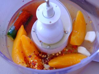 35、怎样把鸡翅吃干抹净(煎烤蒸三法）,把所有材料按份量一股脑丢进搅拌机里