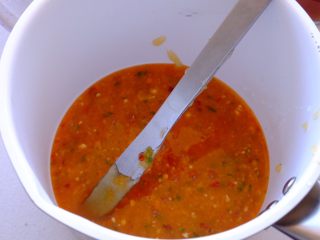 38、怎样把鸡翅吃干抹净(煎烤蒸三法）,把蜂蜜和混合物倒入小奶锅中搅拌均匀 小火加热 熬成浓稠的汁