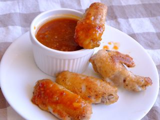 40、怎样把鸡翅吃干抹净(煎烤蒸三法）,把刚才的鸡翅沾取甜辣酱汁 哇 美味