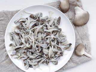 6、油炸蘑菇,挤去水分备用