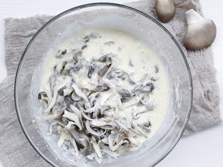 12、油炸蘑菇,放入平菇 搅拌均匀挂上面糊