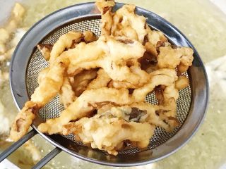 17、油炸蘑菇,炸至金黄色捞出沥干油分放置一旁备用