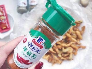 19、油炸蘑菇,撒入适量辣椒粉