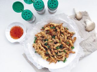 22、油炸蘑菇,最后撒上葱花即可