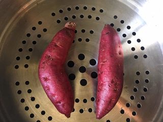 1、紫麻薯糕,紫薯洗净，放蒸锅，水开后转小火计时10分钟