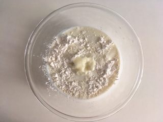 2、紫麻薯糕,制作麻薯：糯米粉80g、玉米淀粉20g、白砂糖20g、牛奶140g全部混合