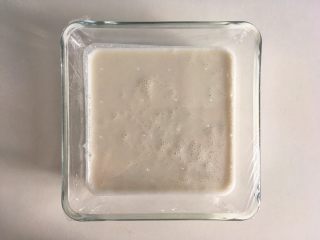 3、紫麻薯糕,手动打蛋器搅匀无颗粒，放入平底深容器，覆上保鲜膜，表面戳些洞