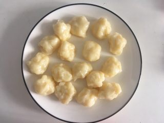 8、紫麻薯糕,抓匀后的麻薯分成15g每份