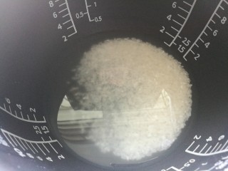 8、滋阴益气，黄芪石斛红枣粥,处理黄芪石斛的同时，将大米洗净倒入电饭煲中，加水，按煮粥档