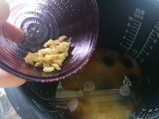 10、滋阴益气，黄芪石斛红枣粥,熬制半小时后，加入刚才炖过的红枣及生姜末