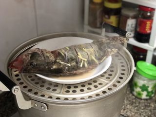 9、#年年有鱼#桃花流水鳜鱼肥➕家常清蒸鳜鱼,蒸锅坐锅烧水,水开上气后,放入鱼,中大火蒸10到12分钟,根据大家买的鱼的大小