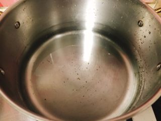 2、牛油果意大利面(简单版),首先煮意大利面!汤锅里加3000毫升左右的清水……