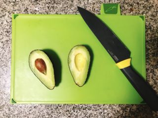 3、牛油果意大利面(简单版),趁烧水煮意大利面的时间,把牛油果切开