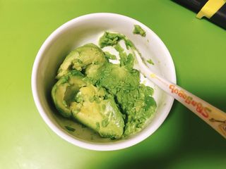 4、牛油果意大利面(简单版),用勺子挖出牛油果肉,放小碗里