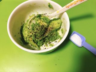 5、牛油果意大利面(简单版),再放入胡椒粉,小半勺盐