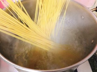 7、牛油果意大利面(简单版),水开后,放入意大利面!再加少量橄榄油(防止意大利面粘一起的)!煮意大利面记住是敞开锅盖煮的……不用盖锅盖!通常煮8-10分钟不等……