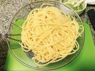 8、牛油果意大利面(简单版),煮好后,用网勺捞出备用