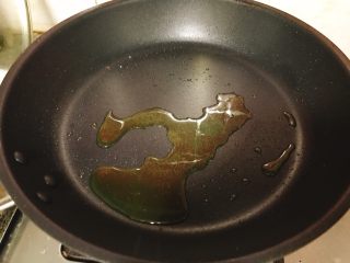 9、牛油果意大利面(简单版),平底锅放入适量橄榄油