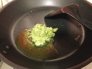 10、牛油果意大利面(简单版),倒入牛油果泥,,开小火